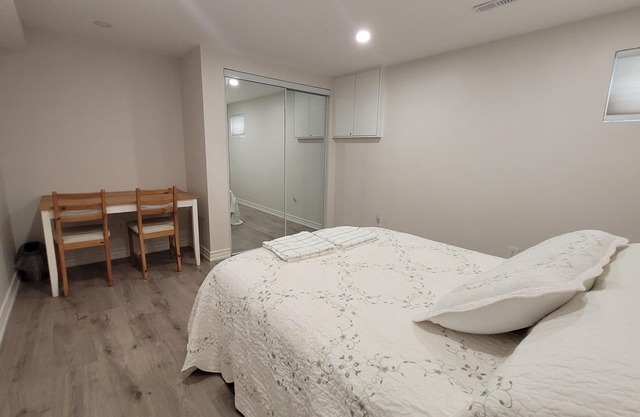 Cozy Unit with Private Kitchen & Bathroom near Seneca/Fairview Mall