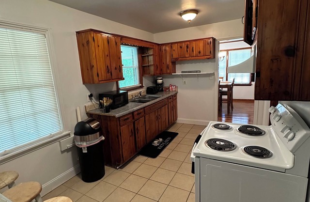Cozy up near the heart of Atlanta, pet friendly, and entire home to yourself!