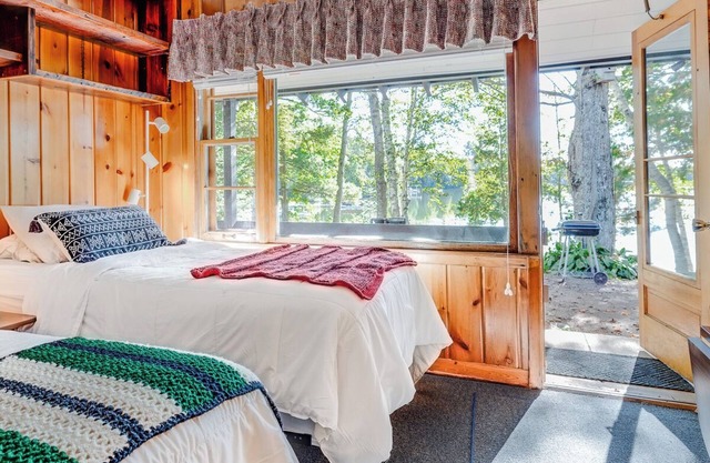 Cozy Updated Lakeside Retreat W/Full Kitchenette