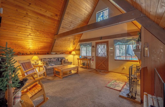 Cozy Upper Canyon Gem w Large deck and Great Forest Views