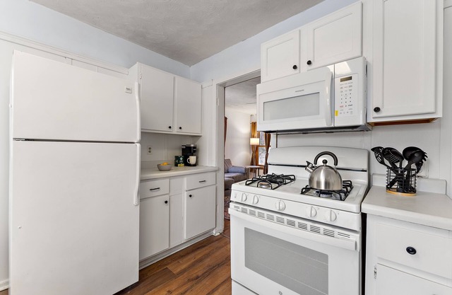 Cozy Upper Level Duplex in Hopkins