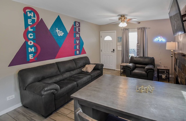 Cozy upper unit great for family visiting Zoo, medica campus, and downtown