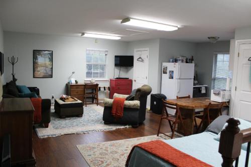 Cozy upstairs studio apartment - Loft at the Ranch