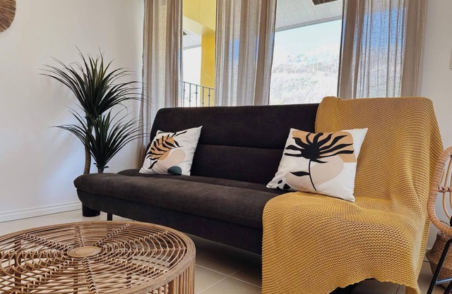Cozy Vibe, newly renovated 2 BDR condo - 5 minutes to the beach!