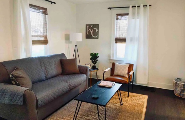 Cozy Waldo Hideaway - King sized bed with fenced in backyardn