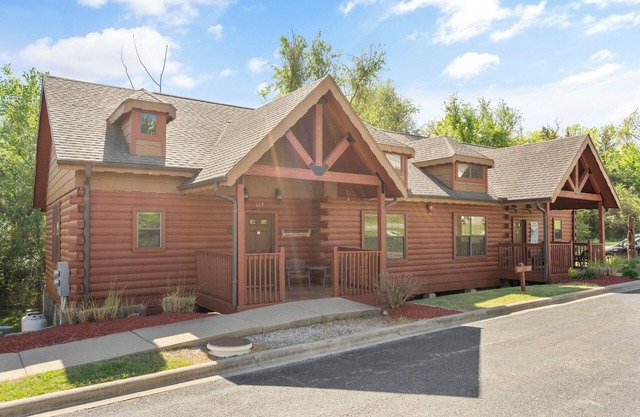 Cozy Walk-in Cabin with Gas Fireplace - 2 Minutes from Branson Shopping!