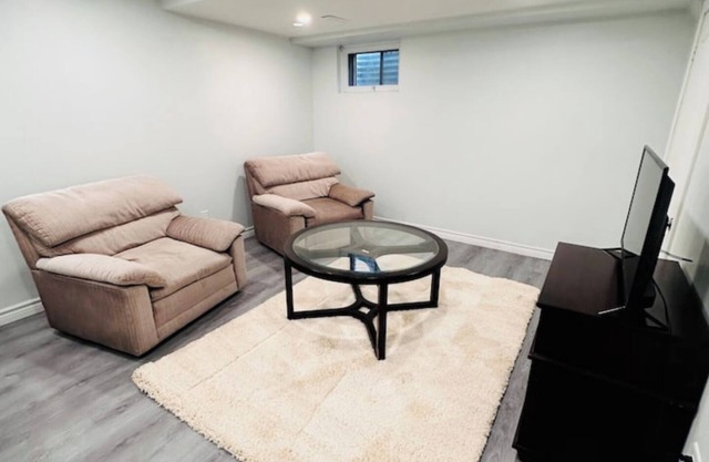 "Cozy Walkout Basement Suite with Private Entrance"nn