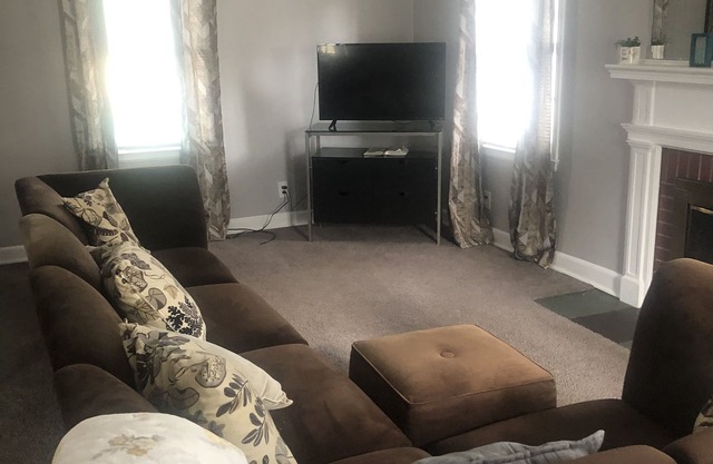 COZY WARM 82 Year old Colonel Home with private rooms