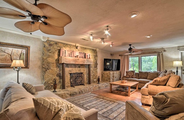 Cozy Waterfront Murray Home with Private Dock!