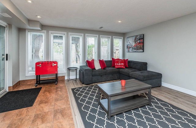 Cozy Waterfront Unit 5 min to Casino, great for Ice Fishing