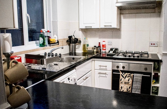 Cozy Watford Home W/PARKING - Perfect for Harry Potter World + Warner Bros