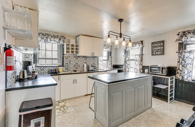 Cozy West Haven Condo w/ Views, Walk to Beach!