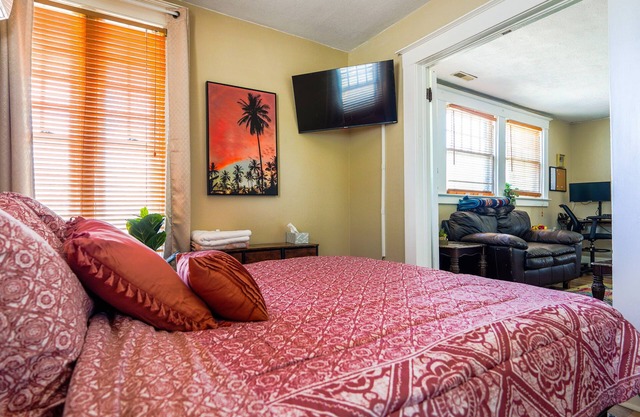 Cozy Work from Home Ready Apartment near downtown