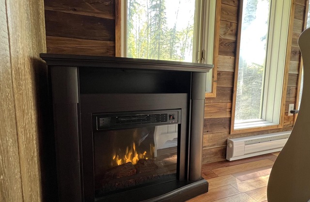 Cozy year round cabin in the woods, walking distance to the lake
