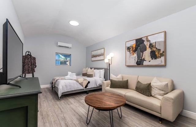 Cozy Yet Modern Studio Located Nearby Busch Gardens, ZOO Tampa & More!