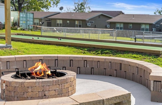 Cozy zero-step cabin by lake. Pvt. Hot tub. Pool. Fire pit. Pickleball. Kayaks