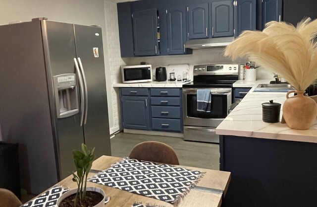 Cozy1King1Queen1.5bth2min Frm UpTown