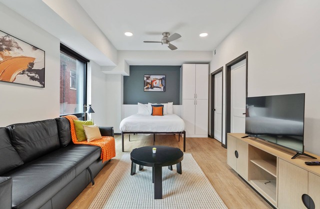 CozySuites Mass w/parking, lounge & roof deck #14
