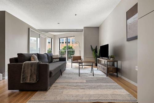 CozySuites Mill District with pool gym #12