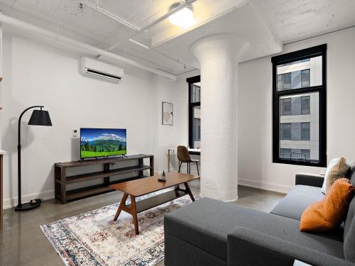 CozySuites NLG - Modern 1BR condo #02