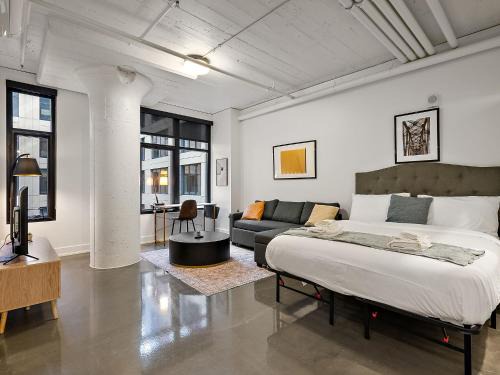 CozySuites NLG - Modern studio condo #17