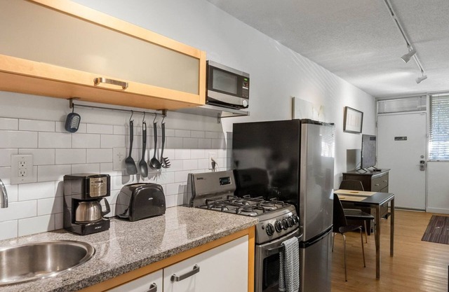 (CPG) Serviced Studio w/Full Kitchen in Quiet Neighborhood