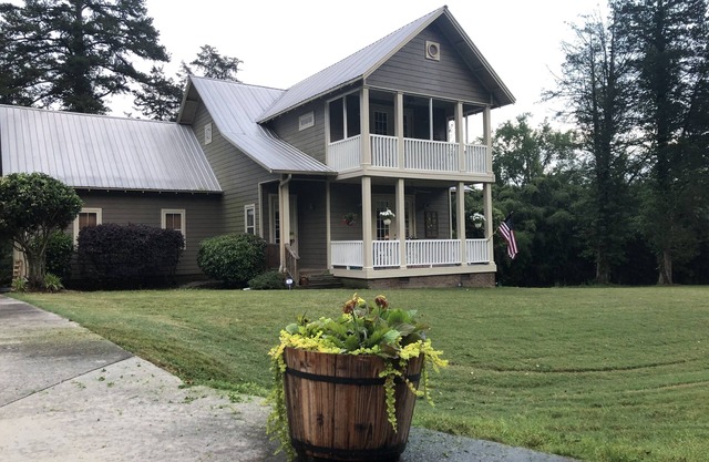 Craftsman style family gathering home close to Guntersville
