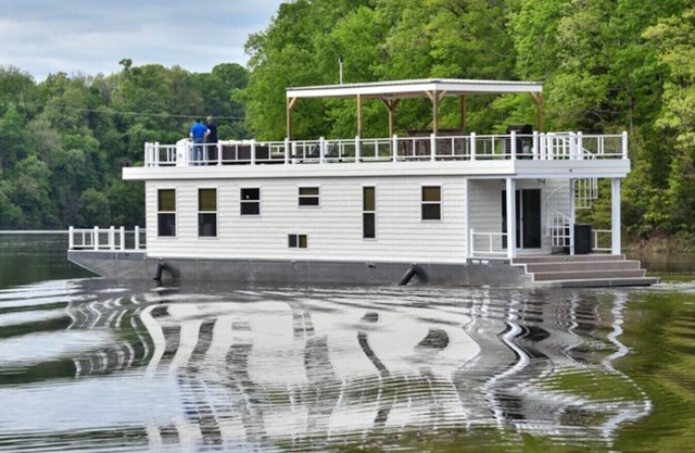 Cream Houseboat 4 Bedroom