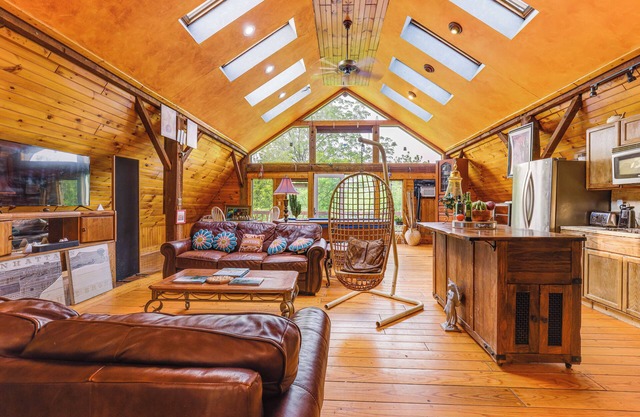 Creativity Nook: Rustic Studio 2 Mi to Owasco Lake