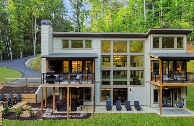 CREEK VIEWS! 5BR Mountain Modern Luxury on the water! Must See!