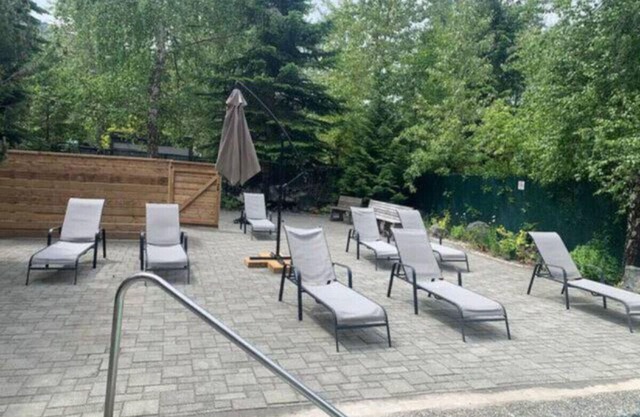 Creekside 2BR:Sleeps 6, Patio + BBQ & Free Parking,Pool, Near Shops and Lakes!