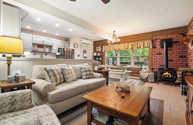Creekside cabin home ENJOY PEACE/BEAUTY in LUXURY with quality bedding&MUCH MORE