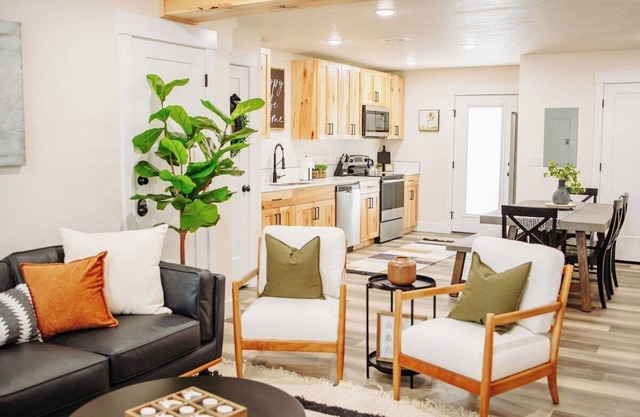 Creekside Cabin Ponderosa- ONE BR, Stay near Lava!