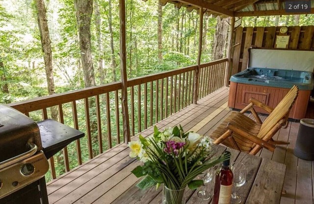 Creekside Cabin w/Hot Tub/Near Wineries/Sleeps 4