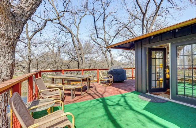 Creekside Cottage w/Deck & Hot Tub in Belton