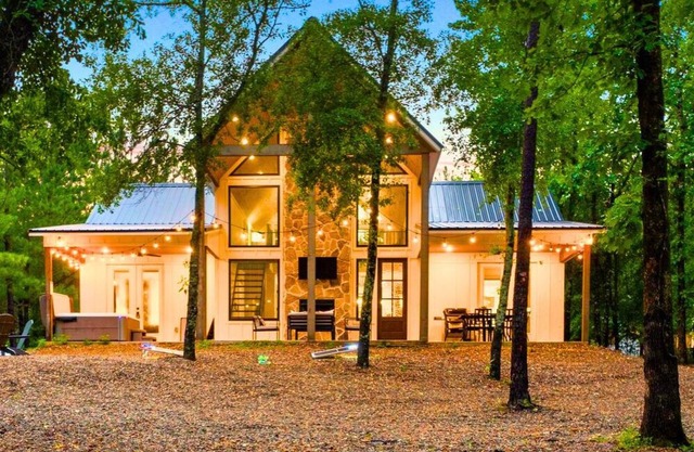 Creekside in Hochatown | King Suites, Game Loft