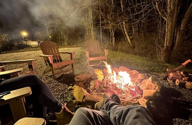 Creekside Lodge: 10 Sec Ride to Trail, Sleeps 10!