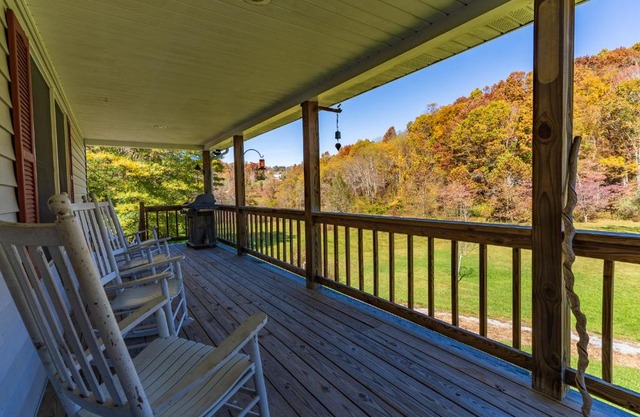Creekside Paradise - A Peaceful Family Focused Retreat on a Flowing Creek