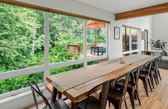 Creekside Retreat, King Bed Near Downtown & Trails, sleeps 14!