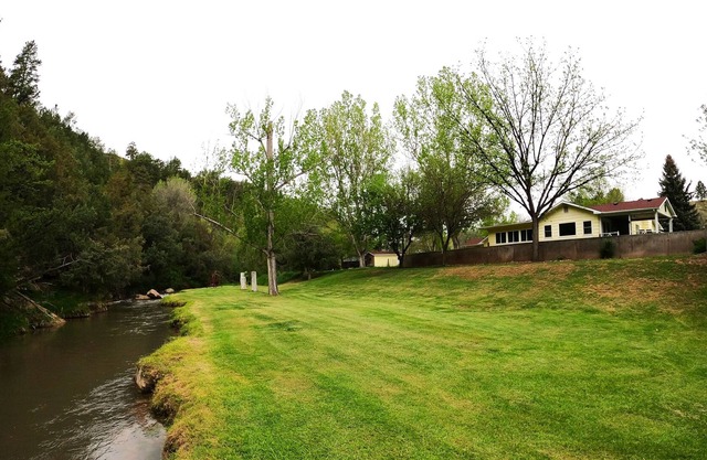 Creekside Retreat Minutes From Hot Springs