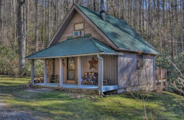 Creekside Waterfalls-Open for Bookings! HOT TUB, Wi-Fi, Pet Friendly with FEE