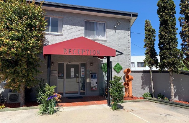 Crest Motor Inn