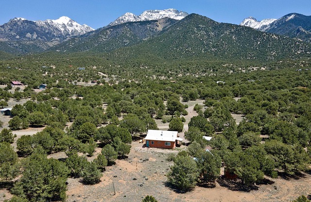 Crestone Mountain Retreat Cabin: Quiet in Nature
