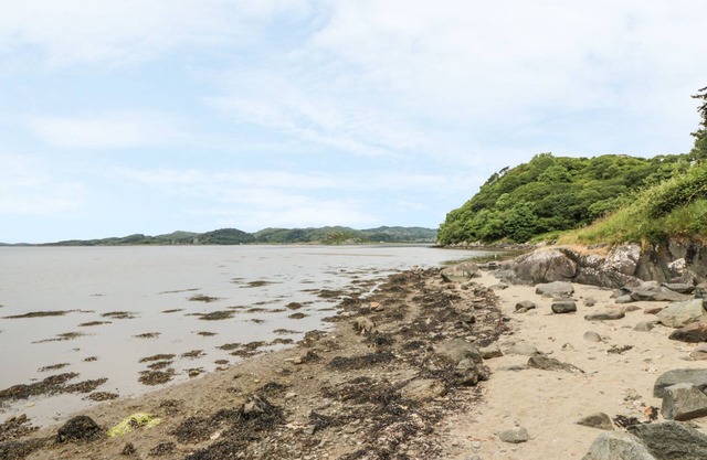 CRINAN CANAL COTTAGE NO8, pet friendly, with open fire in Kilmartin