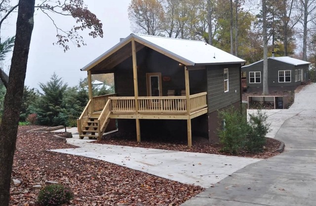Critter Corner Cabin – Cozy Bluffside Retreat