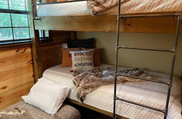 Cross Timbers Cabin on Private 12.5 Acres + Hot Tub