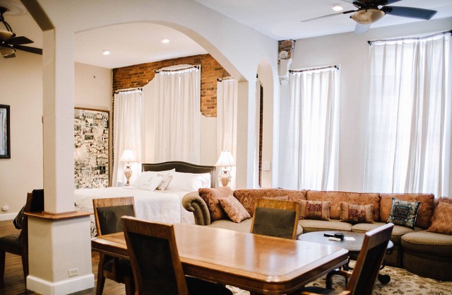 Crossroads Loft, Studio and Flat- Steps from Rt. 66 and Carthage Square