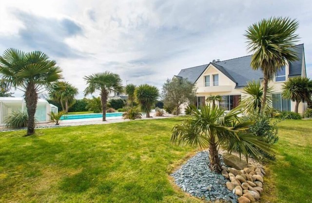 Crucano palm groves, the house itself has a heated swimming pool for 10 people