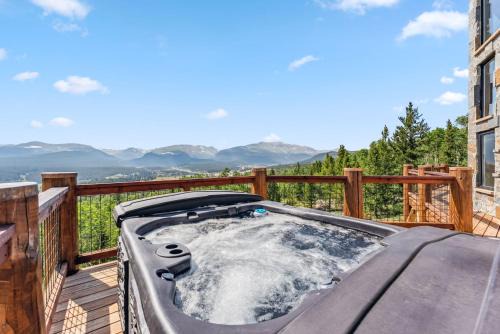 Custom 2BR & Loft Home, with Hot Tub & Stunning Views