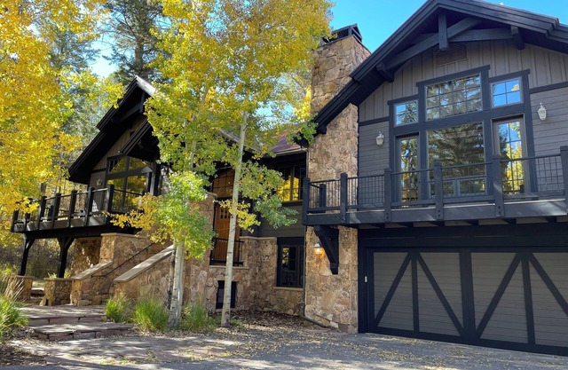 Custom 5-bedroom, 4.5 bath, 4,052 sqft mountain retreat located in Cordillera!